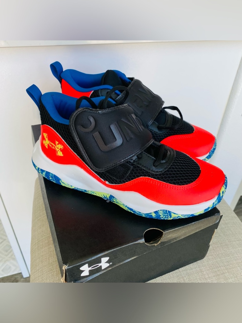 Under armour boys 6Y GS BB Velcro tie shoes sneakers